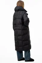 Теплый черный стеганый пуховик с утепленным высоким воротником, застегивается на магнит под шею. Стеган горизонтально и вертикально. Рукав реглан с декоративным швом и менжетом. Удачная модель прямого кроя для женщин, которые ценят удобство и практичность в одежде. 7