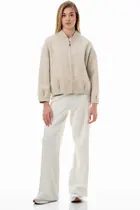 Шерстяной бомбер объемный молочный Молочный шерстяной объемный бомбер. Манжеты и нижний край с выточками для придания объемного силуэта. Трикотажный воротник-стойка. Прекрасно сочетается как с брюками-палаццо или прямыми, так и с юбкой миди для создания кэжуала образа в офис или прогулку по весеннему городу
