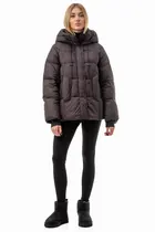 Короткий теплий коричневий пуховик теплі манжети Короткий теплий коричневий пуховик із теплими манжетами. Глибокий теплий капюшон з куліскою. Стьобаний квадратами. Кишені утеплені на блискавці. Пуховик вдало поєднується з повсякденними аутфітами, що придає комфорт та затишок щодня