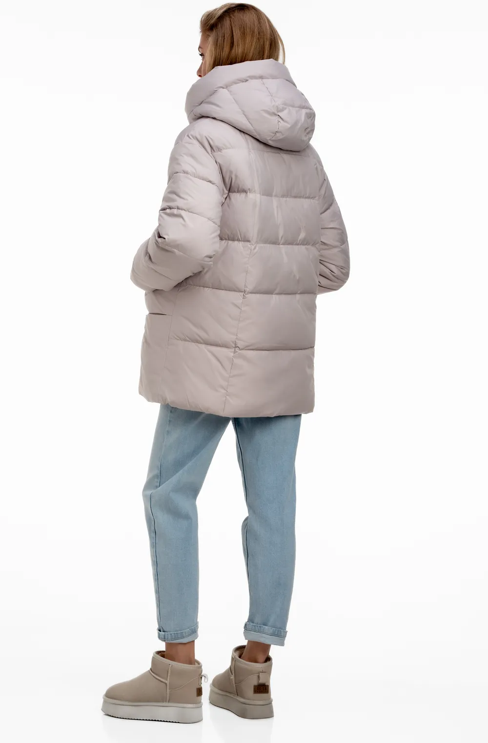 удобный светлый пуховик со многими карманами и теплым капюшоном 1