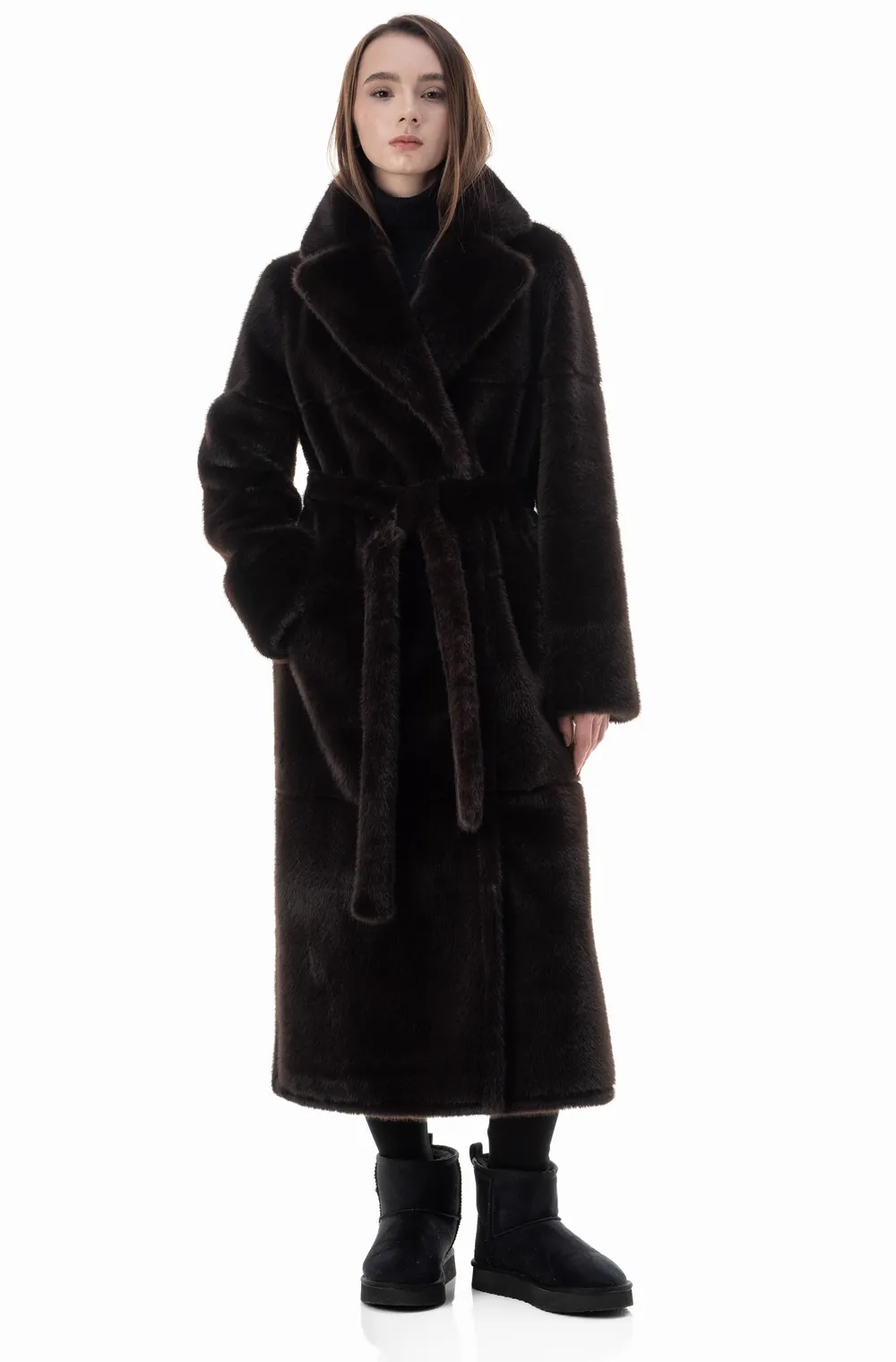 Довга коричнева екошубка під пояс 2 Довга коричнева екошубка під пояс. Виразний англійський комір, який застібається на гудзик. Застібка - кнопки. Екошуба для поціновувачок елегантної класики та розкішних жіночних силуетів. 2