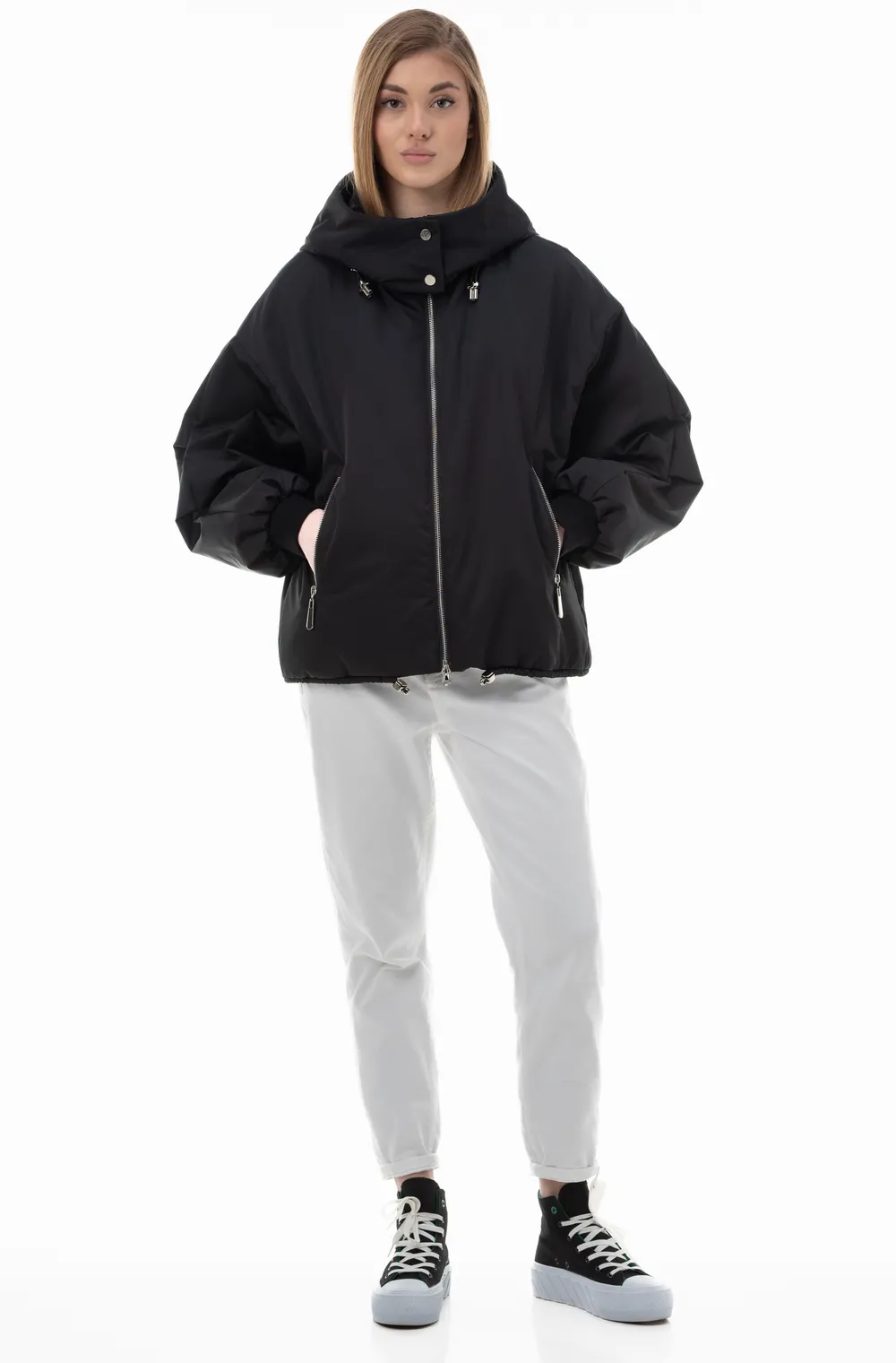 Объемная короткая черная куртка вытачки на рукавах Объемная черная короткая куртка с вытачками на рукавах и трикотажными манжетами. Слегка утепленная. Капюшон застегивается на кнопки, при необходимости снимается. Куртка легко вписывается в современный повседневный гардероб и подходит для меняющейся весенней погоды